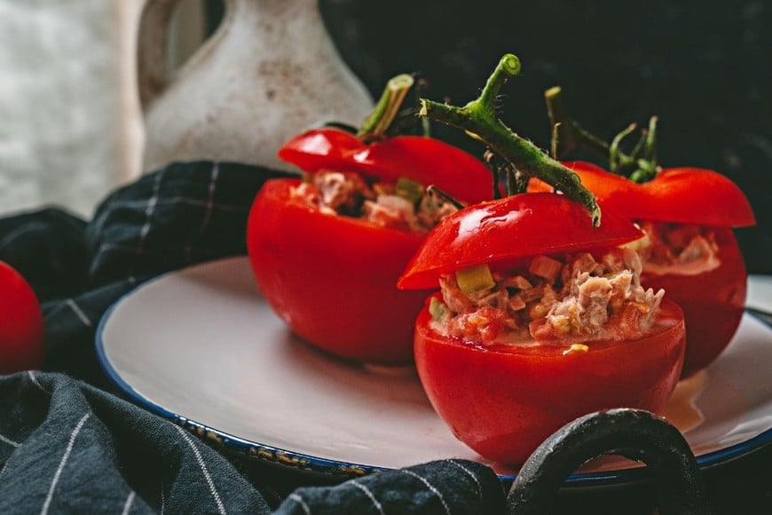 Los tomates rellenos son una opción fresca y colorida