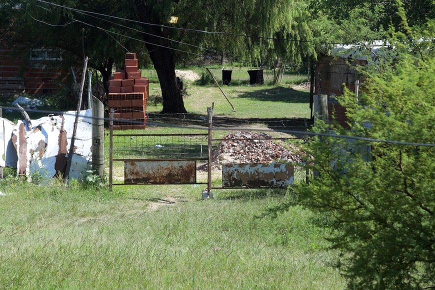 Acceso a una de las viviendas del asentamiento. Guillermo Di Salvatore.