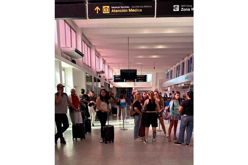 Los pasajeros se agolpan en el hall, esperando pasar los controles de seguridad.