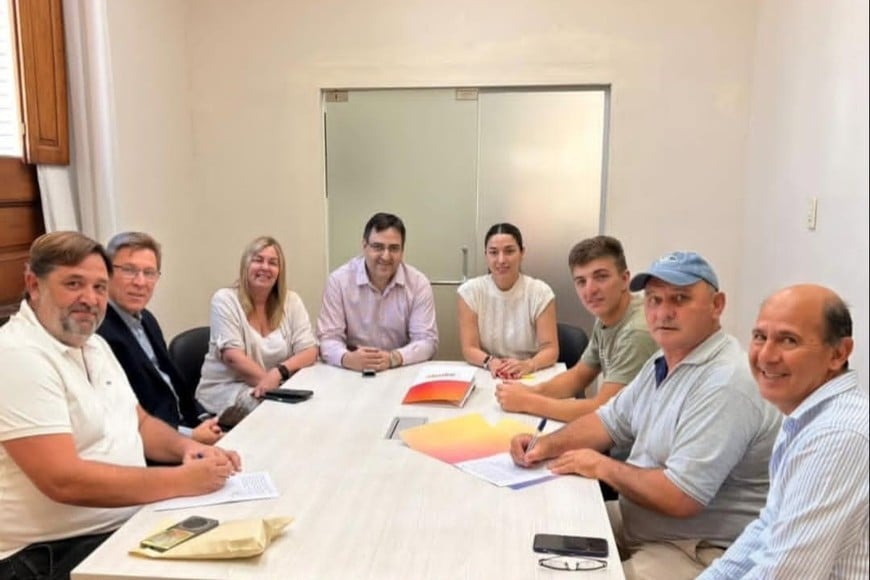 El acto se desarrolló en la Dirección de Deportes de la ciudad de Santa Fe, en el marco del Programa provincial “Alentar”.