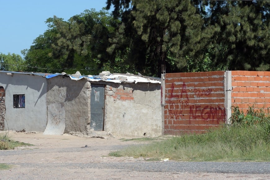 Las paredes andan diciendo, en el asentamiento de El Pozo. Guillermo Di Salvatore.