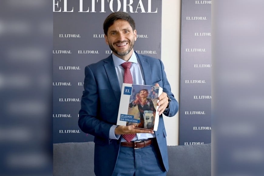 Un presente de El Litoral para el mandatario santafesino, a dos años del inicio de su gestión.