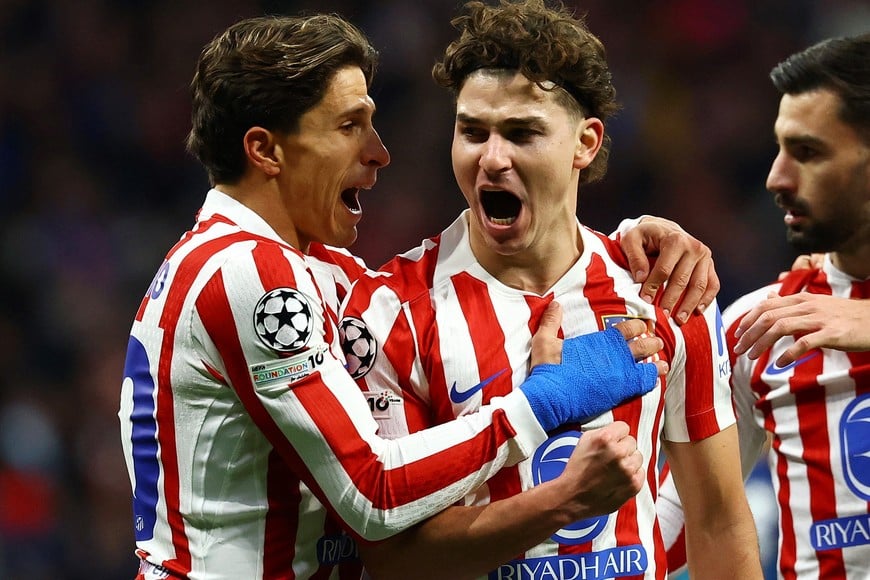 Soccer Football - UEFA Champions League - Atletico Madrid v Inter Milan - Riyadh Air Metropolitano, Madrid, Spain - November 26, 2025
Atletico Madrid's Julian Alvarez celebrates scoring their first goal with Giuliano Simeone REUTERS/Susana Vera