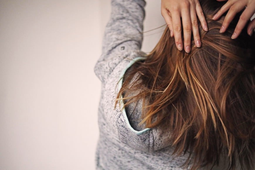 Uno de los signos de la deficiencia de proteína es la pérdida de cabello.