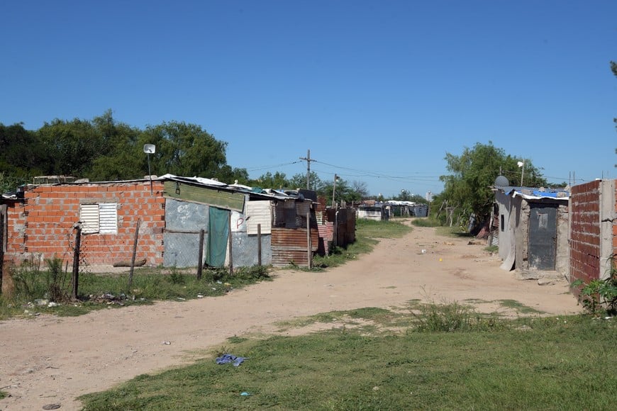 Uno de los accesos al asentamiento de Los Alisos. Guillermo Di Salvatore.