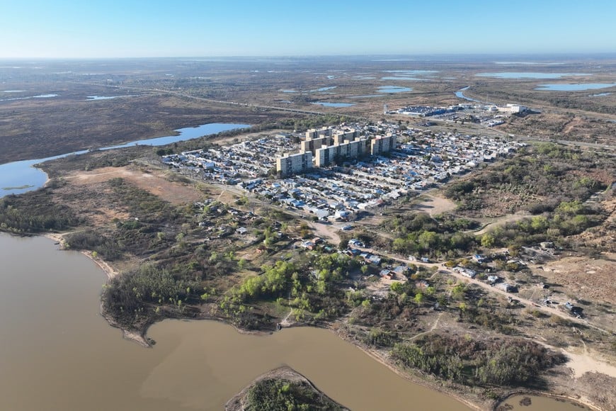 Vista general de El Pozo con el asentamiento sobre la playa Los Alisos. Fernando Nicola.