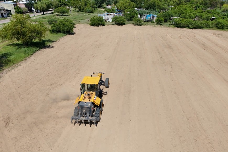 Las máquinas municipales acondicionaron el solarium de Los Alisos junto al asentamiento, ante el inicio de la temporada de verano. Fernando Nicola.