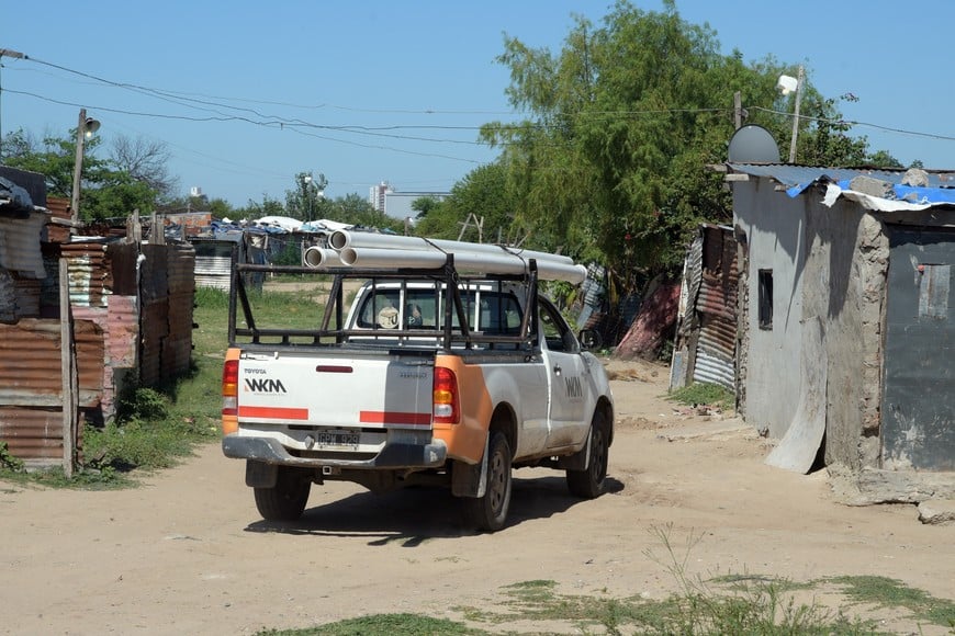 Obras. Una camioneta ingresa al laberinto de callejuelas del asentamiento, con materiales de construcción. Guillermo Di Salvatore.