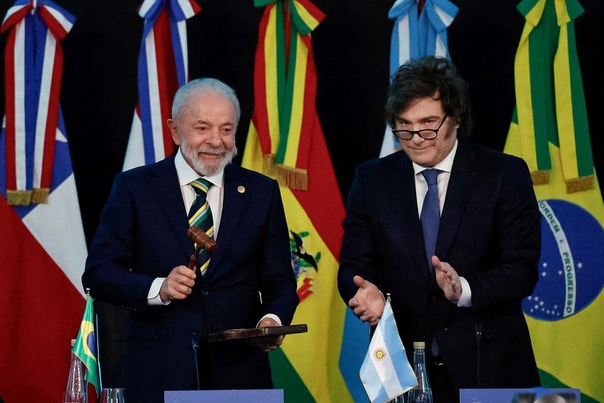 Brazil’s President Luiz Inacio Lula da Silva and Argentina’s President Javier Milei take part in the ceremony of transference of Pro Tempore Presidency of MERCOSUR, during the MERCOSUR and Associated States Summit, at the San Marti­n Palace, in Buenos Aires, Argentina, July 3, 2025. Ricardo Stuckert/Brazilian Presidency/Handout via REUTERS THIS IMAGE HAS BEEN SUPPLIED BY A THIRD PARTY. NO RESALES. NO ARCHIVES.