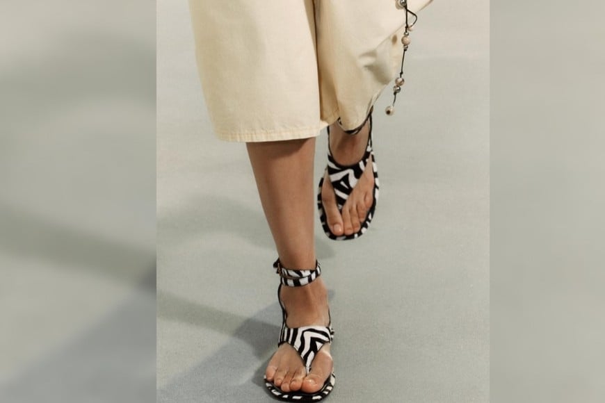 Modelos con estampas vibrantes que transforman cualquier look.