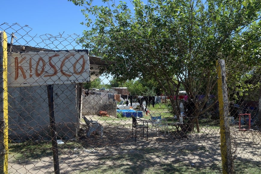 Un kiosco abastece al vecindario en el asentamiento. Guillermo Di Salvatore.