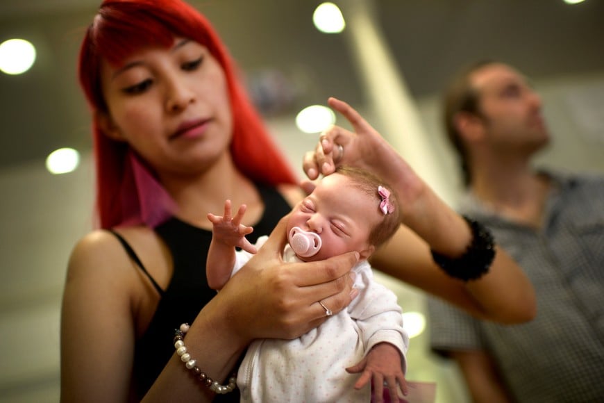 A woman holds a baby made of vinyl at the Bilbao Reborn Doll Show, a trade fair featuring hyperrealist silicone and vinyl babies, known as "Reborns", in Bilbao, northern Spain June 11, 2017. REUTERS/Vincent West españa  muñeca Mostrar Bilbao Renacido Modelos de silicona muñecos feria de muñecos Reborns
