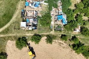 Contraste entre la zona de solarium y el asentamiento en Los Alisos. Fernando Nicola.