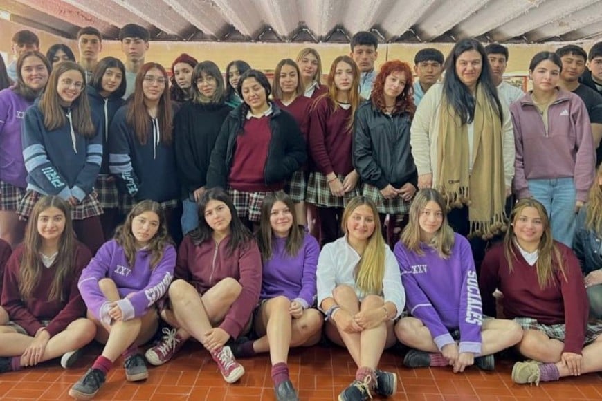 Promover la participación democrática, el pensamiento crítico y los valores ciudadanos dentro de las aulas