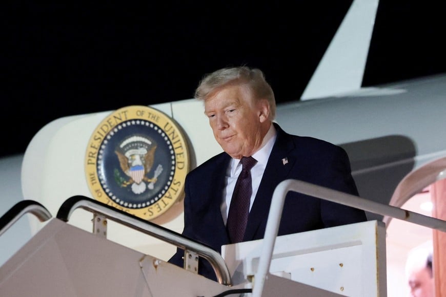 U.S. President Donald Trump disembarks Air Force One at Palm Beach International Airport in West Palm Beach, Florida, U.S., December 20, 2025. REUTERS/Jessica Koscielniak