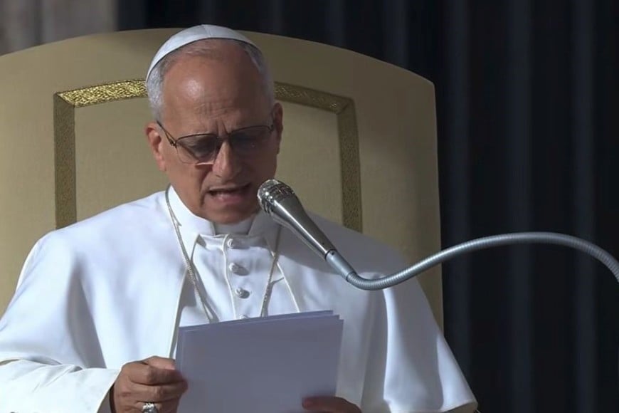 El papa León XIV durante la audiencia jubilar celebrada en la Plaza de San Pedro, ante miles de fieles.