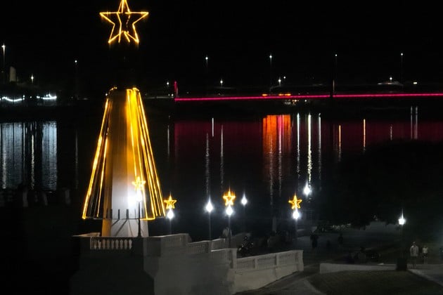 Imagen del faro de la Costanera Oeste de Santa Fe. Arbolito navideño iluminado.