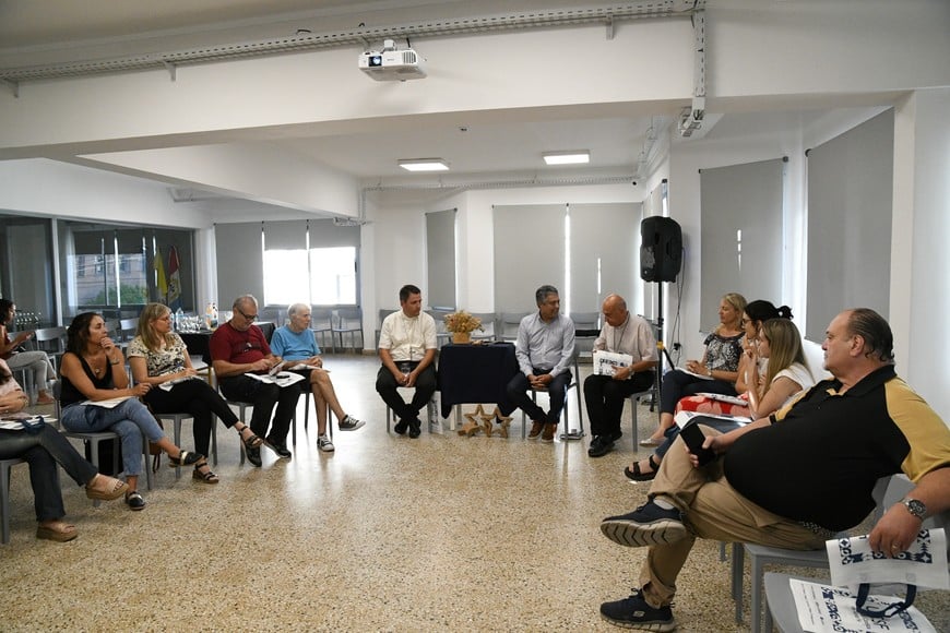 En la ocasión, los obispos y el Equipo de Comunicación del Arzobispado mantuvieron una charla amena con periodistas que atravesó varios temas. Foto: Manuel Fabatía