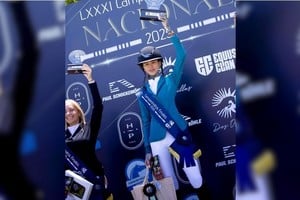 Candelaria Tinelli levantando el premio en el Campeonato Nacional de Equitación 2025.