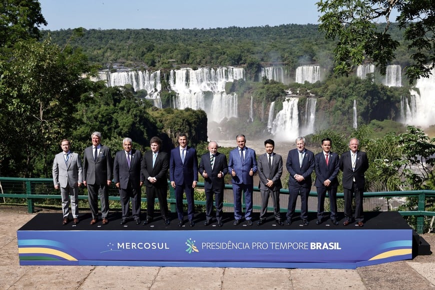 Panama's President Jose Raul Mulino, Argentina's President Javier Milei, Paraguay's President Santiago Pena, Brazil's President Luiz Inacio Lula da Silva, Uruguay's President Yamandu Orsi and Bolivia's Foreign Minister Fernando Aramayo, accompanied by representatives of partner countries, pose for a family photo while attending the Mercosur Summit in Foz do Iguacu, Brazil December 20, 2025. REUTERS/Kiko Sierich