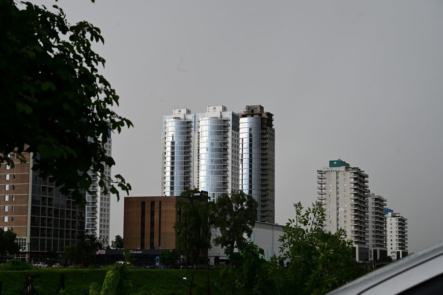 Cielo cubierto en Santa Fe al comenzar el sábado. Crédito: Flavio Raina.