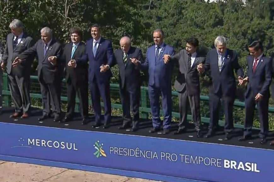 Javier Milei participó de la foto de familia de la cumbre del Mercosur con las Cataratas como fondo.