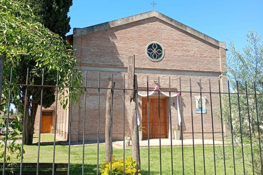 Nuevo templo, que se construye al lado del primero. A su piedra fundamental la colocaron hace veinte años, el 8 de diciembre de 2005 para ser precisos, el obispo José María Arancedo y el padre Cristian Lascurain.