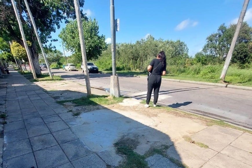 Parada de ómnibus. El problema de las aguas servidas afecta a vecinos que necesitan tomar el colectivo.