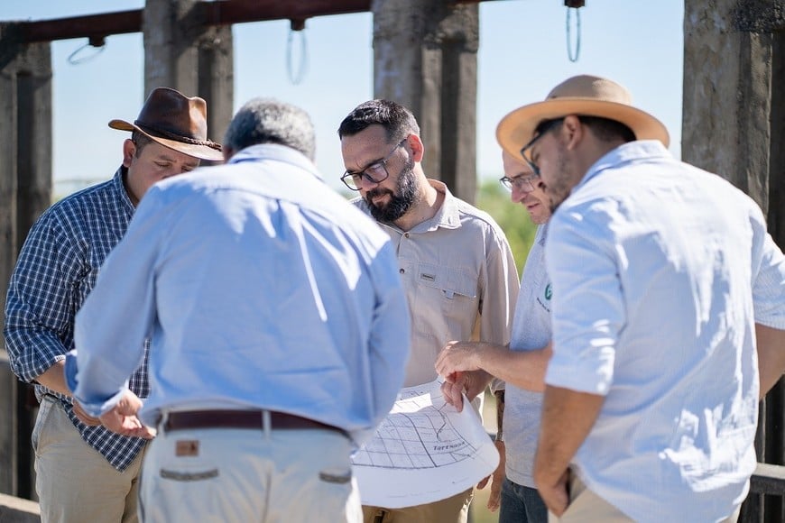 El relevamiento inicial de la dirigencia verense permitió conocer de primera mano el estado de la carretera, que corre paralela al Canal de la Línea Paraná.
