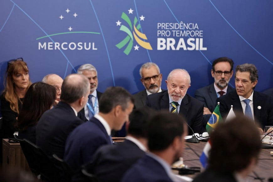 Brazil's President Luiz Inacio Lula sits next to Finance Minister Fernando Haddad, as they attend a meeting during the Mercosur Summit in Foz do Iguacu, Brazil December 20, 2025. REUTERS/Kiko Sierich