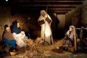 Imagen de un pesebre viviente. A San Francisco de Asís, fallecido en 1226, le debemos la idea de representar de esta forma -extendida entre todos los cristianos del mundo- el nacimiento de Jesús. Es la representación navideña del mismo. Simboliza la humildad de su llegada, la fe, la esperanza y la paz.