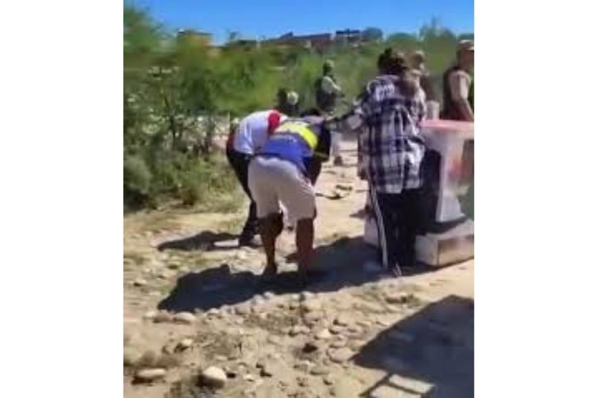 Momento de los disturbios registrados en video durante el operativo de control fronterizo.