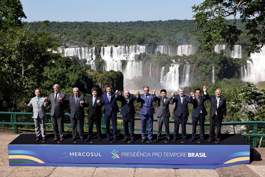 Panama's President Jose Raul Mulino, Argentina's President Javier Milei, Paraguay's President Santiago Pena, Brazil's President Luiz Inacio Lula da Silva, Uruguay's President Yamandu Orsi and Bolivia's Foreign Minister Fernando Aramayo, accompanied by representatives of partner countries, pose for a family photo while attending the Mercosur Summit in Foz do Iguacu, Brazil December 20, 2025. REUTERS/Kiko Sierich TPX IMAGES OF THE DAY