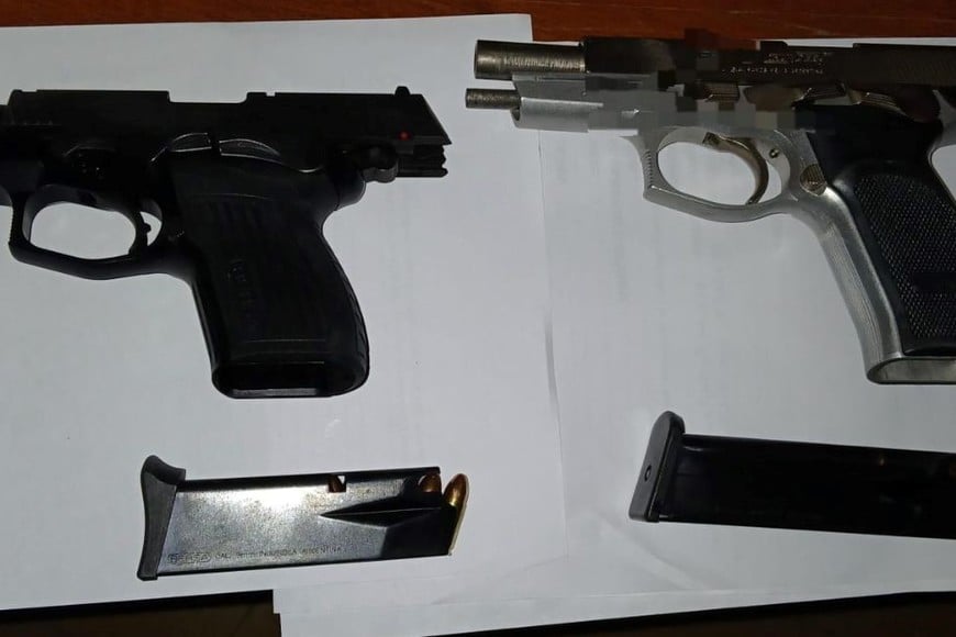 Las armas de fuego de grueso calibre secuestradas durante el operativo. Foto: El Litoral
