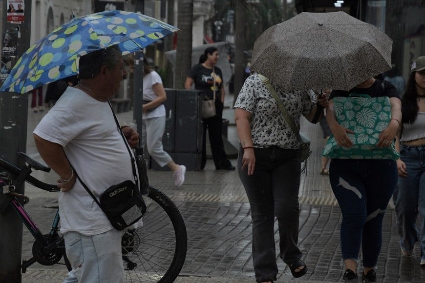 El mal tiempo se extiende durante la tarde y la noche con lluvias de variada intensidad. Crédito: Guillermo Di Salvatore.