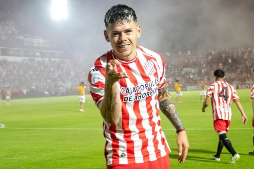Franco “Wachi” García, extremo derecho, es seguido por Colón.
