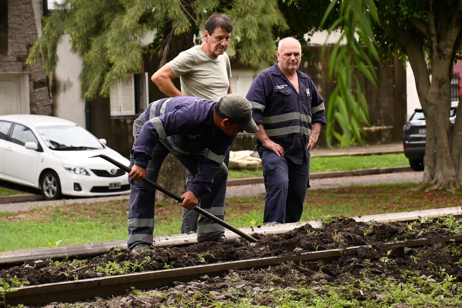 El accidente fue producto de la gran cantidad de agua caída que dejó inestable la tierra que sostiene los rieles, explicó el maquinista. No hubo que lamentar víctimas personas ni daños en viviendas cercanas.
