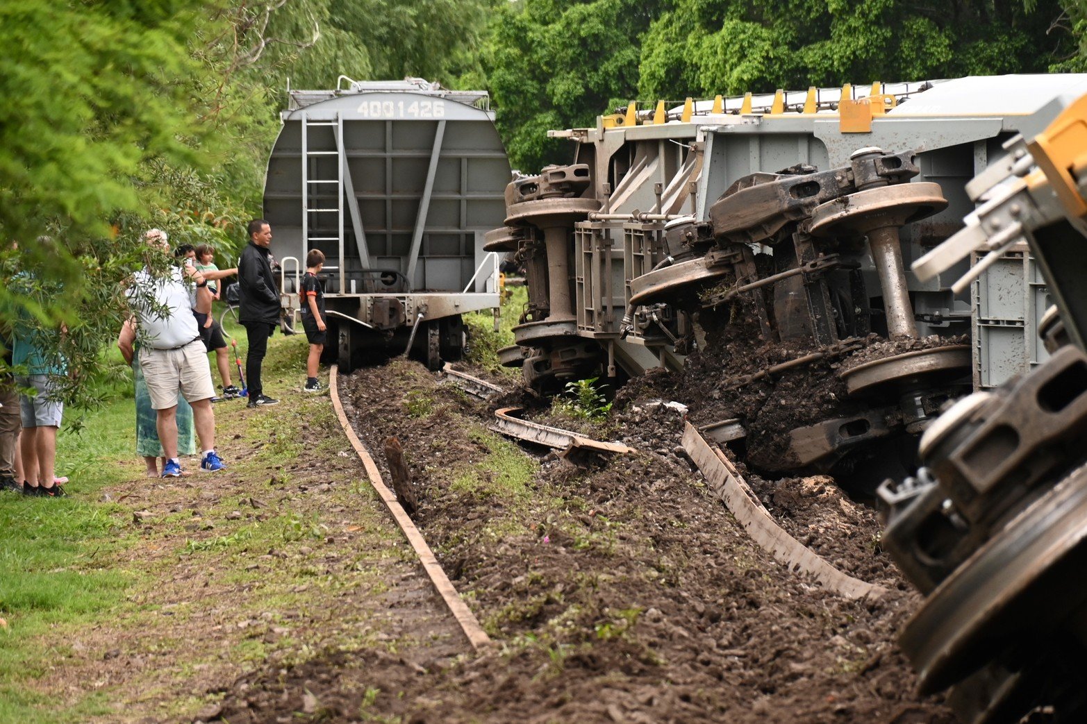 El accidente fue producto de la gran cantidad de agua caída que dejó inestable la tierra que sostiene los rieles, explicó el maquinista. No hubo que lamentar víctimas personas ni daños en viviendas cercanas.