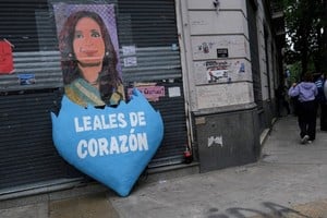 Mensajes y carteles de simpatizantes afuera de la residencia de la expresidenta argentina Cristina Fernández de Kirchner, donde actualmente se encuentra bajo arresto domiciliario. Foto: Archivo / REUTERS / Alessia Maccioni.