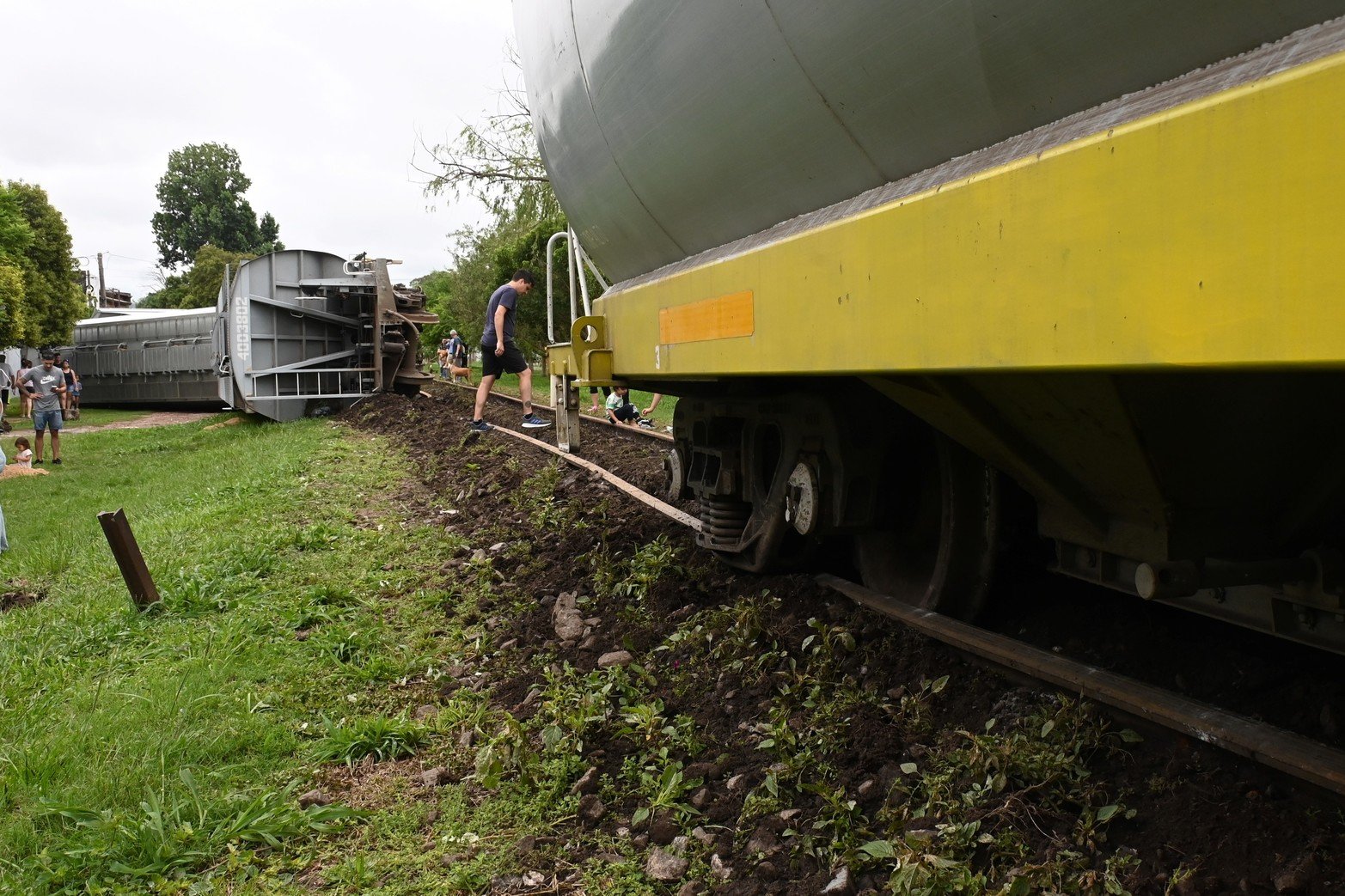 El accidente fue producto de la gran cantidad de agua caída que dejó inestable la tierra que sostiene los rieles, explicó el maquinista. No hubo que lamentar víctimas personas ni daños en viviendas cercanas.