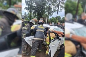 Bomberos de Santo Tomé proceden con el rescate de los heridos. Foto: Gentileza 