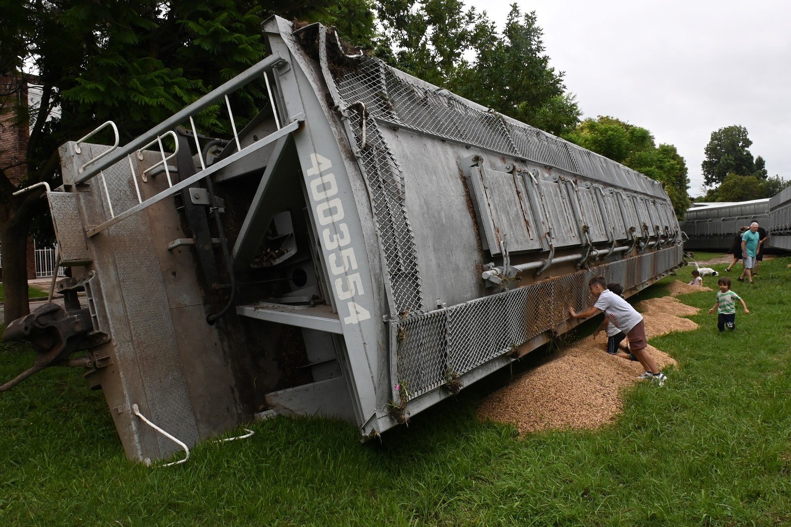 El accidente fue producto de la gran cantidad de agua caída que dejó inestable la tierra que sostiene los rieles, explicó el maquinista. No hubo que lamentar víctimas personas ni daños en viviendas cercanas.
