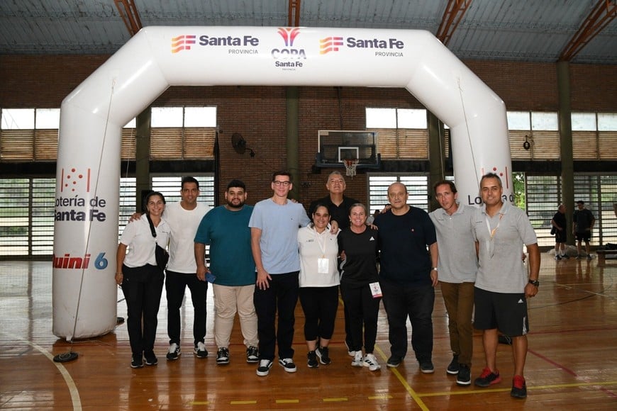 Di Lena y los responsables de la organización tras la finalización de la Copa Santa Fe.