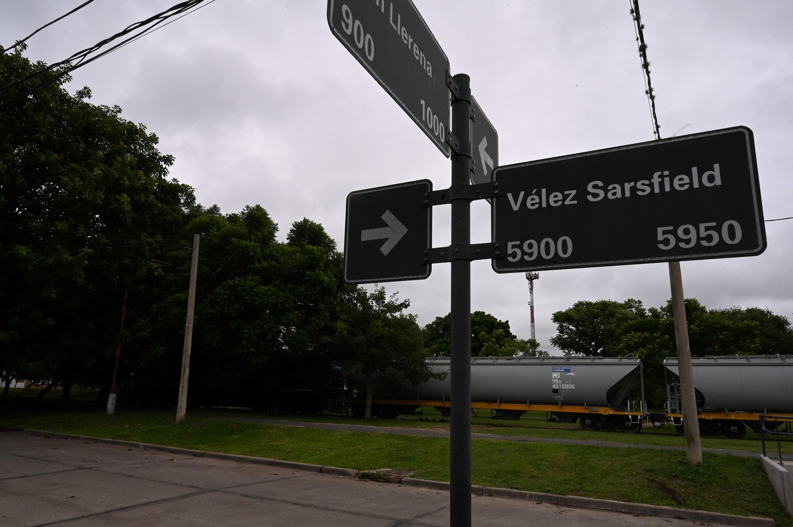 El accidente fue producto de la gran cantidad de agua caída que dejó inestable la tierra que sostiene los rieles, explicó el maquinista. No hubo que lamentar víctimas personas ni daños en viviendas cercanas.