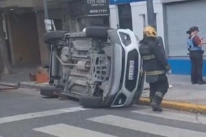 Seis heridos en Flores: condujo cinco cuadras a contramano, chocó y volcó