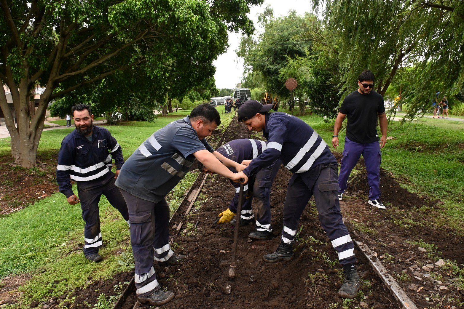 El accidente fue producto de la gran cantidad de agua caída que dejó inestable la tierra que sostiene los rieles, explicó el maquinista. No hubo que lamentar víctimas personas ni daños en viviendas cercanas.