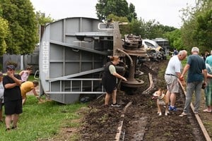 El accidente fue producto de la gran cantidad de agua caída que dejó inestable la tierra que sostiene los rieles, explicó el maquinista. No hubo que lamentar víctimas personas ni daños en viviendas cercanas.
