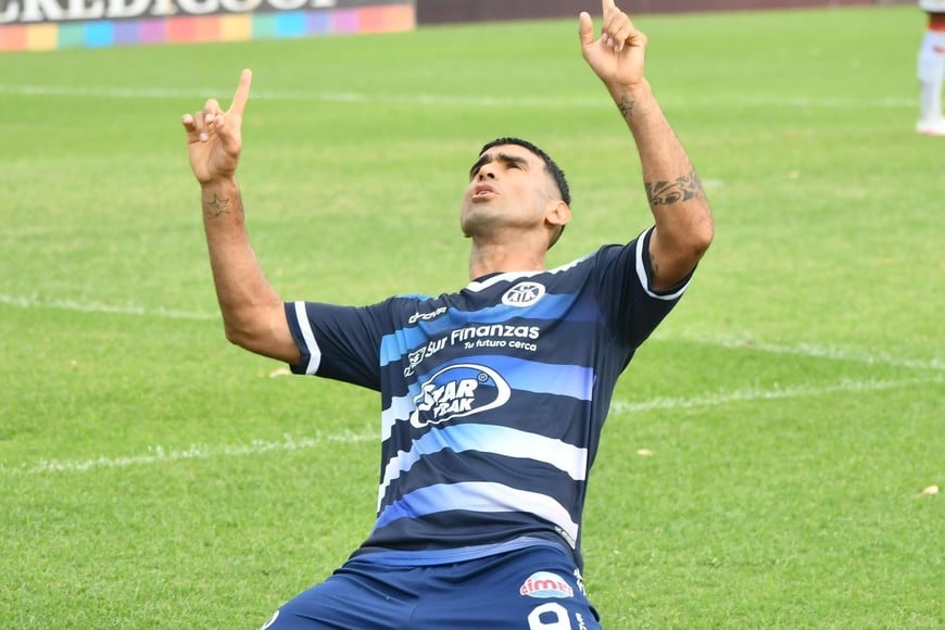 David Escalante, de penal, convirtió el único gol de la tarde para el quemero.