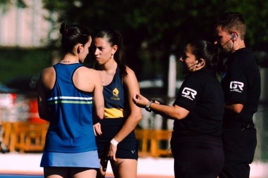Todo preparado. Acuña y Pensiero realizando el sorteo con las capitanas de Banco y El Quillá. Matías Esquivel