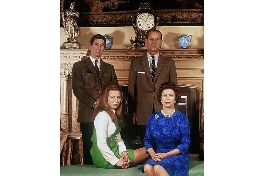 Isabel II, Felipe de Edimburgo, el entonces príncipe Carlos y la princesa Ana.